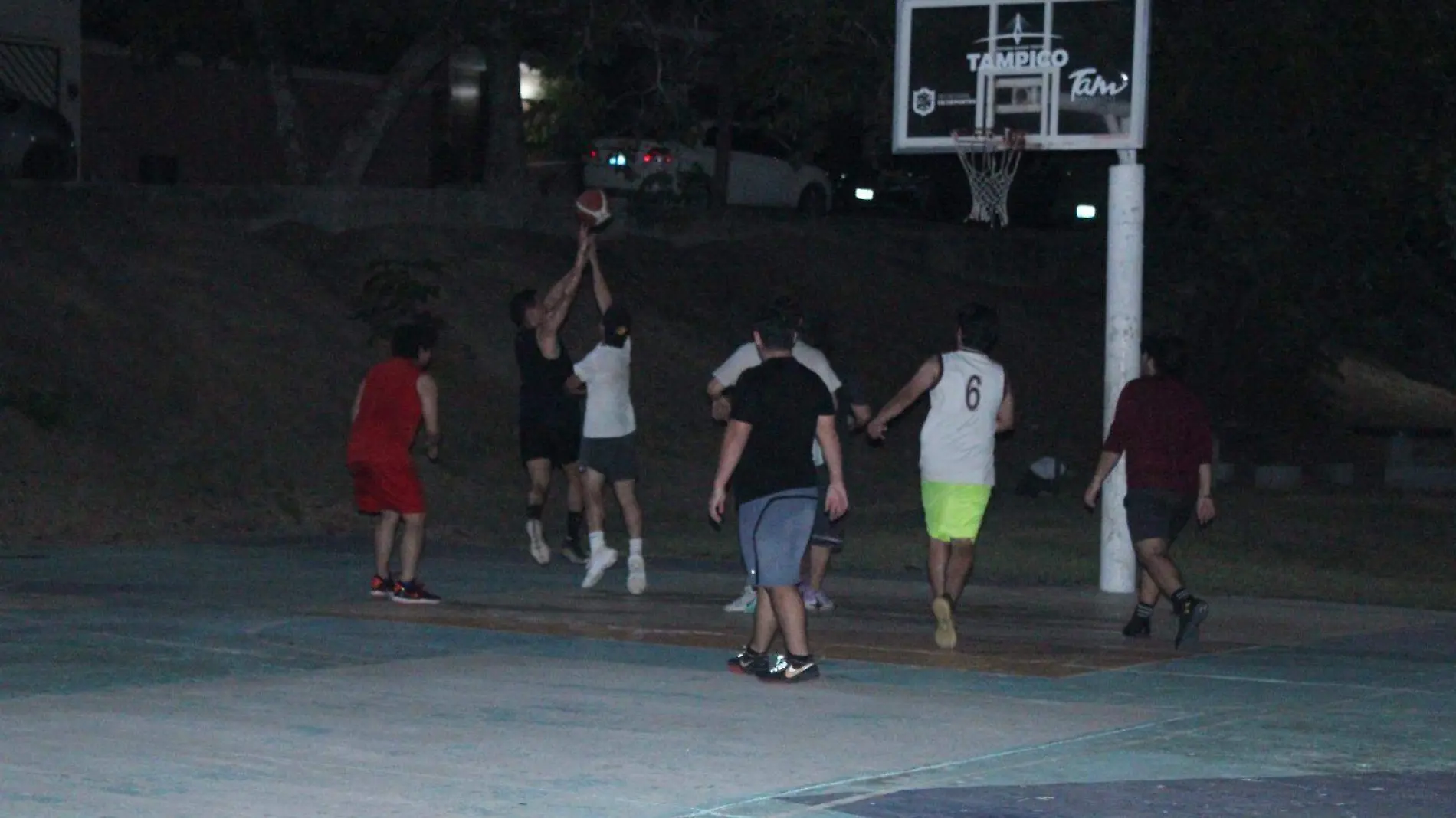 Crean las retas nocturnas de basquetbol en Lomas de Rosales  